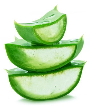 Aloe vera yaprağının taze kesimleri piramide yerleştirilir, makro çekim beyaz arkaplanda izole edilir.