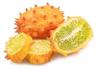 Beyaz arka planda izole edilmiş kiwano dilimli Kiwano meyvesi. 