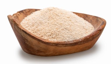 Manioc veya ahşap kasede beyaz arka planda manyok unu. Dosya kırpma yolu içeriyor.