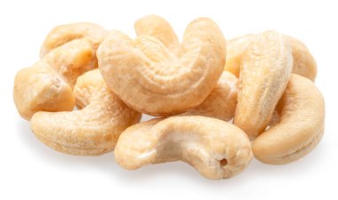 Beyaz arka plan üzerinde izole ham kaju fıstığı. 