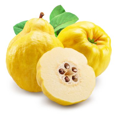 Beyaz arka planda yeşil yapraklı ayva ve kesit. Dosya kırpma yolu içeriyor.