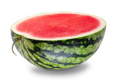 Yuvarlak çizgili karpuz, beyaz arka planda yarı izole edilmiş. Kesme yolu.