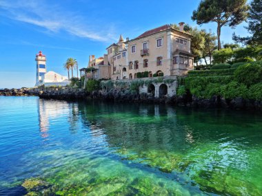 Cascais, Portekiz 'deki Santa Maria Deniz Feneri. Koyun güzel, durgun, masmavi suyu..
