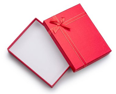 Kırmızı, düşük hediye kutusunu ve kapağı açık, üst görünümü saten, beyaz arka planda izole. Dosya kırpma yolu içeriyor.