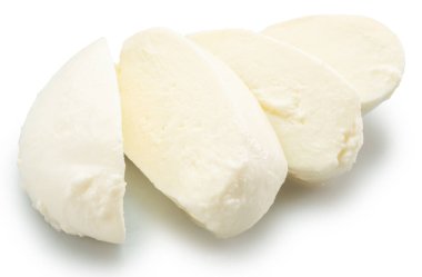 Beyaz arka planda dilimlenmiş mozzarella peyniri topu. Dosya kırpma yolu içeriyor.