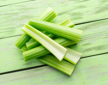 Beyaz zemin üzerinde izole edilmiş kereviz kaburga yığını.