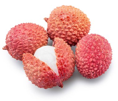 Lychee meyveleri ve beyaz arka planda yarı soyulmuş bir liçi. Dosya kırpma yolu içeriyor.