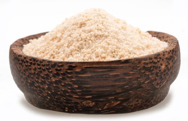 Manioc veya ahşap kasede beyaz arka planda manyok unu. Dosya kırpma yolu içeriyor.