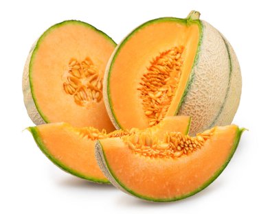 Kavun ve kavun dilimleri beyaz arka planda izole edilmiş. Dosya kırpma yolu içeriyor.