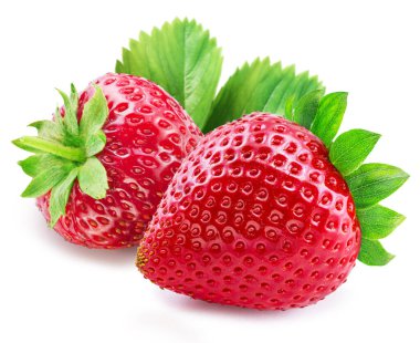 Beyaz zemin üzerinde yaprakları olan iki olgun kırmızı çilek. Dosya kırpma yolu içeriyor.