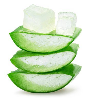 Aloe vera yaprağının taze kesimleri piramide ve beyaz arka planda izole edilmiş iç jel küplerine yerleştirilmiştir. Kesme yolu.