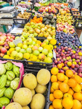 Çiftçi pazarında taze organik meyve ve sebzeler yakın mesafede.. 