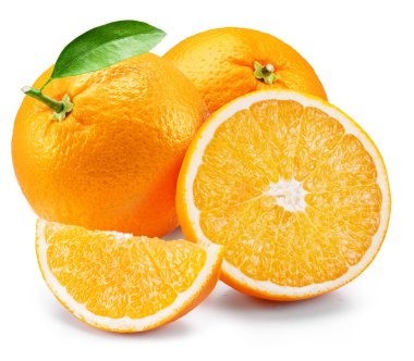 Yeşil yapraklı portakal meyvesi ve beyaz arka planda portakal dilimleri. Dosya kırpma yolu içeriyor.