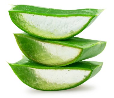 Aloe vera yaprağının taze kesimleri piramide yerleştirilir, makro çekim beyaz arka planda izole edilir. Kesme yolu.