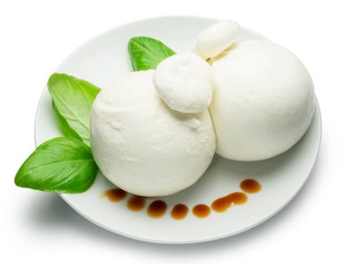 Bir top mozzarella ya da beyaz arka planda taze fesleğen yapraklı burrata peyniri. Kesme yolu.