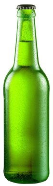 Beyaz arka planda izole edilmiş küçük su damlalarıyla kaplı yeşil cam bira şişesi ya da elma şarabı. Dosya kırpma yolu içeriyor.