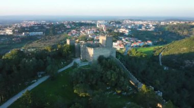 Sesimbra şehrinin hava görüntüsü videosu, 2024 kışında.