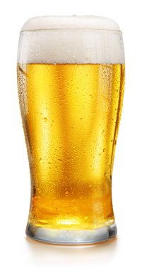 Beyaz arka planda izole edilmiş bira köpüklü bira bardağı. Kesme yolu.