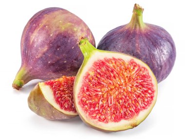 İncir meyveleri ve incir dilimleri beyaz arka planda izole edilmiş..