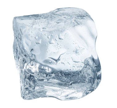 Beyaz zemin üzerinde su damlalarıyla kaplı eriyen buz küpü. Dosya kırpma yolu içeriyor.