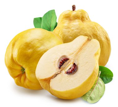 Quince 'in beyaz arka planda yeşil yapraklı ayva ve boylam kesimi. Dosya kırpma yolu içeriyor