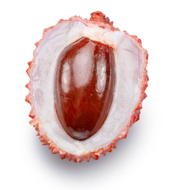 Beyaz arka planda yarım yamalak kesilmiş liçi meyvesi. Dosya kırpma yolu içeriyor.