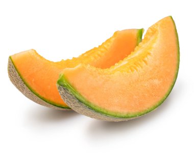 Beyaz arka planda izole edilmiş iki kavun dilimi. Dosya kırpma yolu içeriyor.