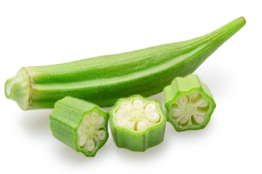 Bamya yeşili tohumlar ve beyaz arka planda izole edilmiş bamya parçaları. Dosya kırpma yolları içeriyor.