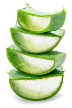 Aloe vera yaprağının taze kesimleri piramide yerleştirilir, makro çekim beyaz arkaplanda izole edilir.
