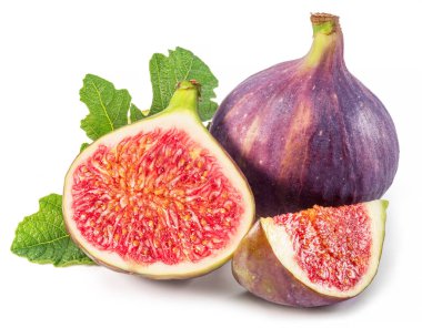 İncir yapraklı incir meyveleri ve beyaz arka planda incir dilimleri..