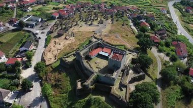 Portekiz 'in Viana do Castelo bölgesindeki ortaçağ şatosundaki Lindoso Kalesi yakınlarındaki ambarlara insansız hava aracı gözlemi.