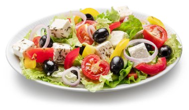 Beyaz arka planda izole edilmiş beyaz tabakta Yunan salatası. Dosya kırpma yolu içeriyor.