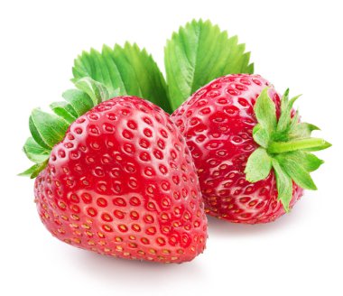 Beyaz zemin üzerinde yaprakları olan iki olgun kırmızı çilek. Dosya kırpma yolu içeriyor.