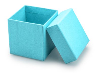 Beyaz arkaplanda izole edilmiş boş mavi karton hediye kutusunu aç. Dosya kırpma yolu içeriyor.