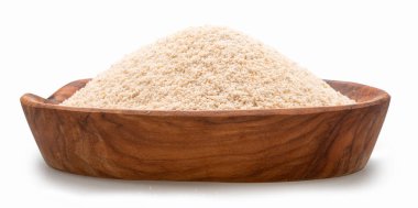 Manioc veya ahşap kasede beyaz arka planda manyok unu. Dosya kırpma yolu içeriyor.