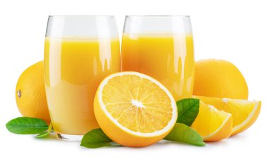  Portakal meyveleri ve beyaz arka planda izole edilmiş iki bardak taze portakal suyu. Dosya kırpma yolları içeriyor.