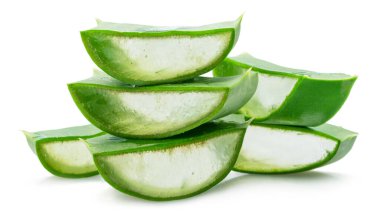 Aloe vera yaprağının taze kesimleri piramide yerleştirilir, makro çekim beyaz arkaplanda izole edilir.