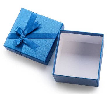 Açık mavi hediye kutusu ve yanında saten fiyonk bulunan kapağı beyaz arka planda izole edilmiş. Dosya kırpma yolu içeriyor.