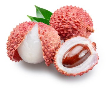 Yeşil yaprakları ve liçi kabuğu soyulmuş, beyaz arka planda yarı izole meyveler. Dosya kırpma yolu içeriyor.