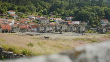 Lindoso Kalesi yakınlarındaki ambarlar, Portekiz 'in Viana do Castelo ilçesindeki ortaçağ şatosu..