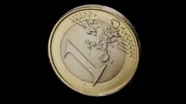 Siyah arkaplanda bir avro kendi ekseni etrafında dönüyor.