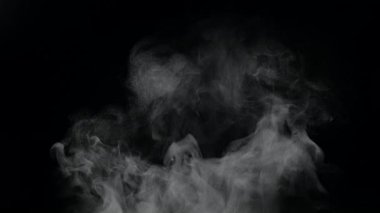 Siyah arka planda izole edilmiş beyaz, yiyecek veya sıcak içecekten yükselen buhar. Sıcak yiyeceklerle ilgili her projede kullanılabilir. Yavaş çekim; 4K; 300fps 