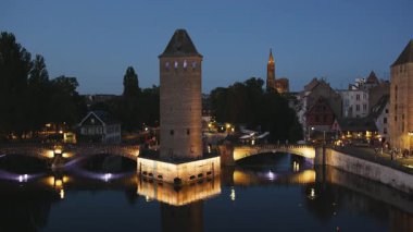 Gece vakti Strazburg 'daki Ponts Couverts panoramik manzarası. Fransa. 