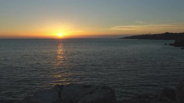 Güzel bir akşam günbatımı Denizde ya da okyanusta Sakin, köpüklü suyun altında..