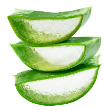 Aloe vera yaprağının taze kesimleri piramide yerleştirilir, makro çekim beyaz arka planda izole edilir. Kesme yolu.