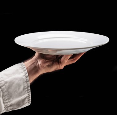 Aşçı boş beyaz tabağı tutar. Herhangi bir ürün veya yemek burada sergilenebilir..