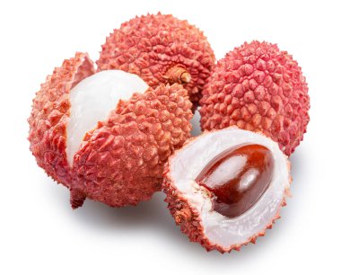 Lychee meyveleri ve lychee beyaz arka planda yarı soyulmuş. Dosya kırpma yolu içeriyor.