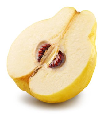 Beyaz arka planda izole edilmiş kahverengi tohumlu ayva meyvesinin boylamasına bölümü. Dosya kırpma yolu içeriyor.