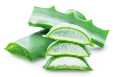 Beyaz arka planda izole edilmiş taze aloe vera yaprağı kesikleri. Dosya kırpma yolu içeriyor.