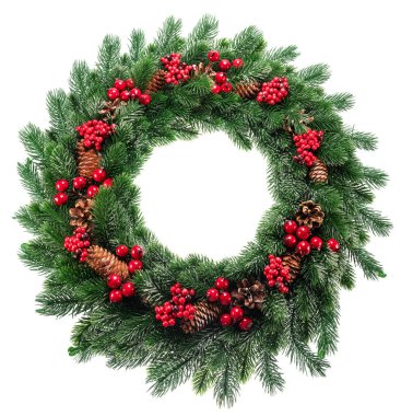Noel çelengi kozalaklı köknar dallarından yapılır, kırmızı ilex çilekleri beyaz arka planda izole edilir. Noel tatili ve yeni yıl için geleneksel dekorasyon. Üst Manzara. Kesme yolu